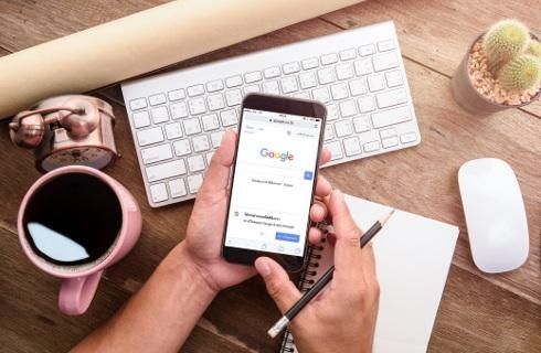 komputer_komorka_telefon_00001-istock,nnyD62SdolTLo7bXW5mZ.jpg